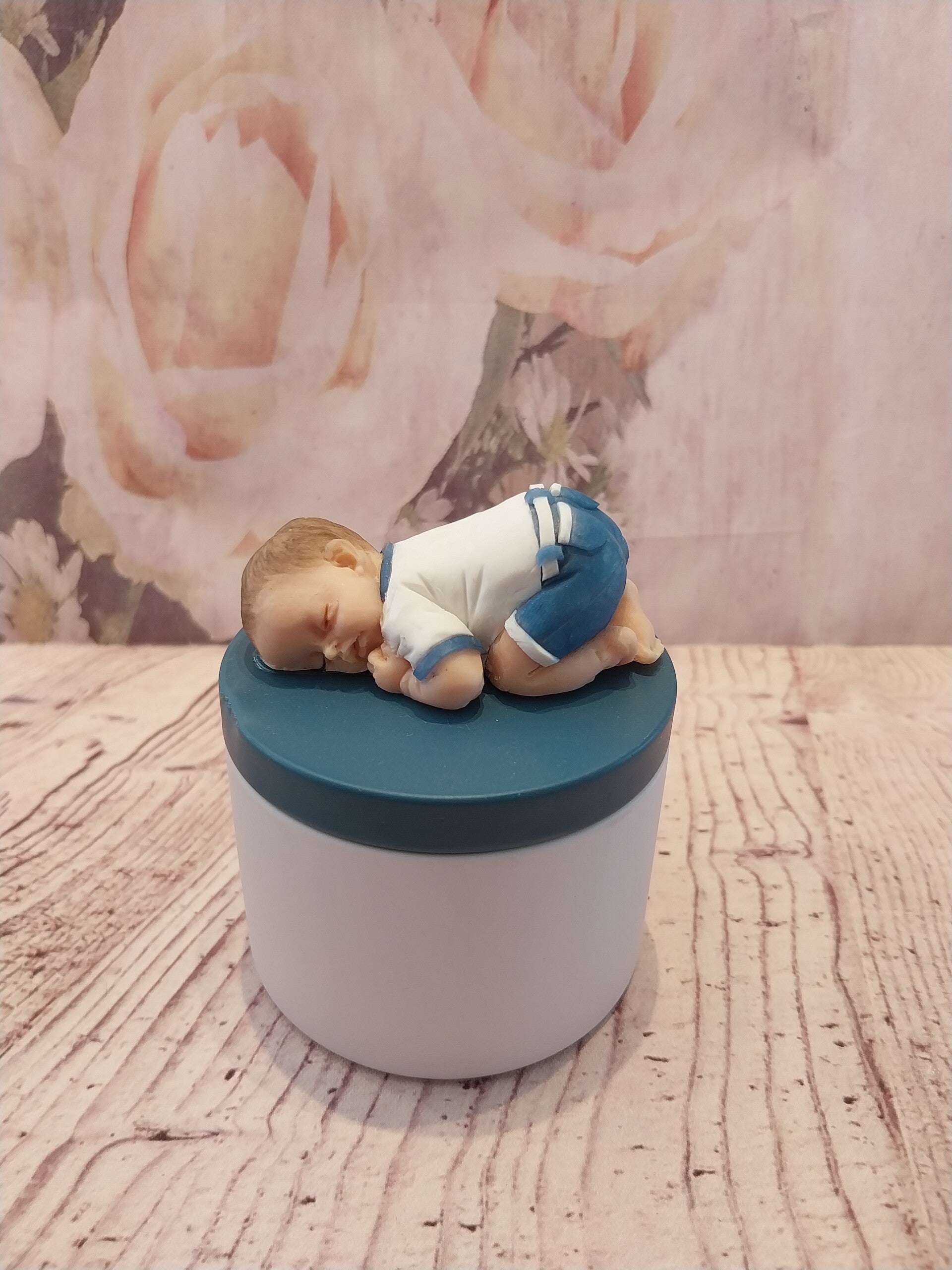 Boîte métal avec bébé fimo garçon jeans