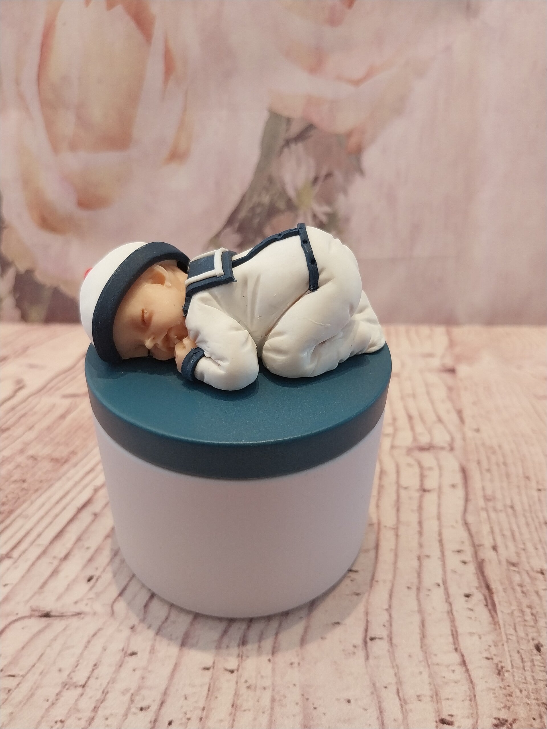 Boîte métal avec bébé garçon marin