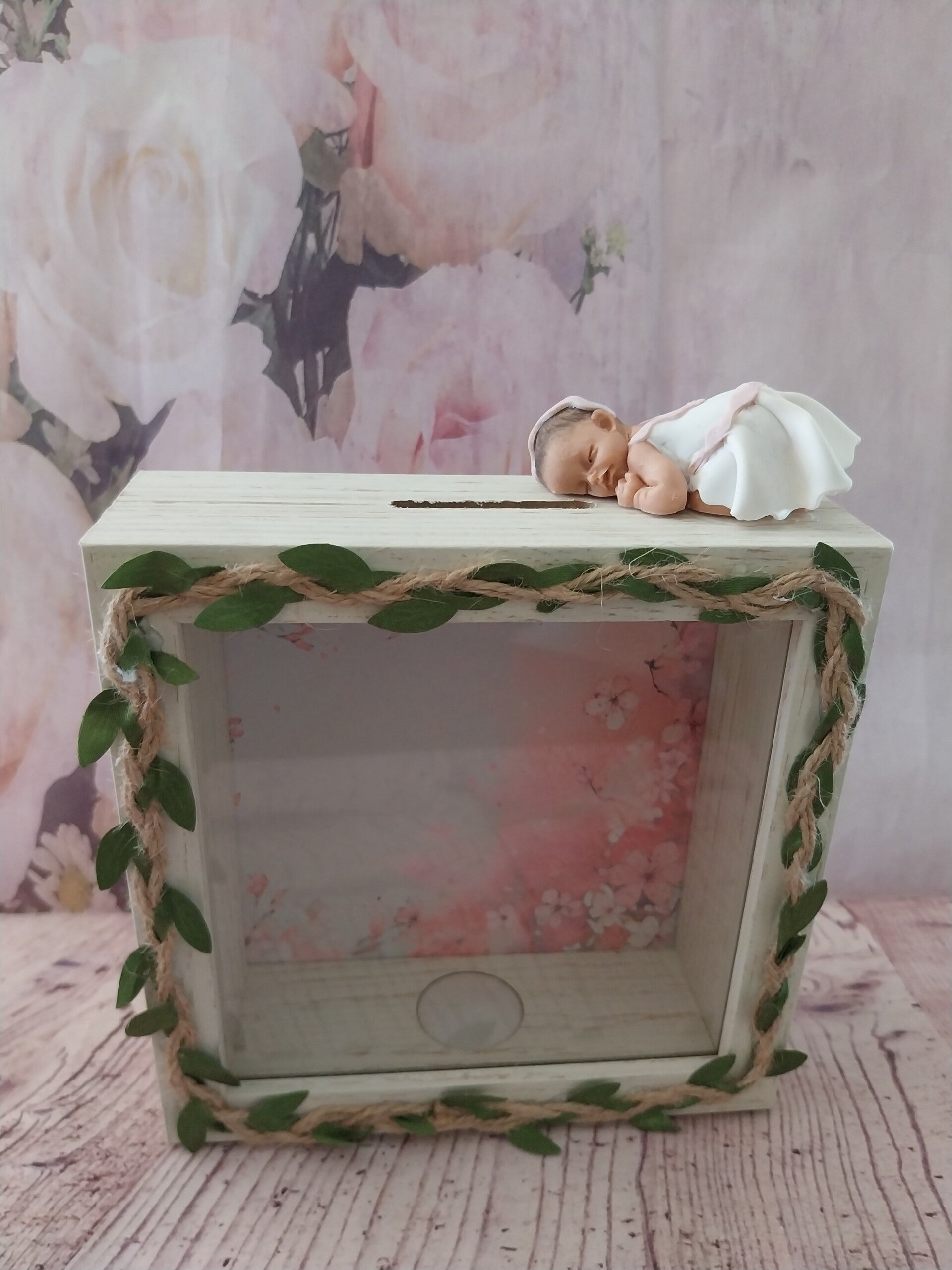 Tirelire bébé fimo fille peau mate robe blanc/rose