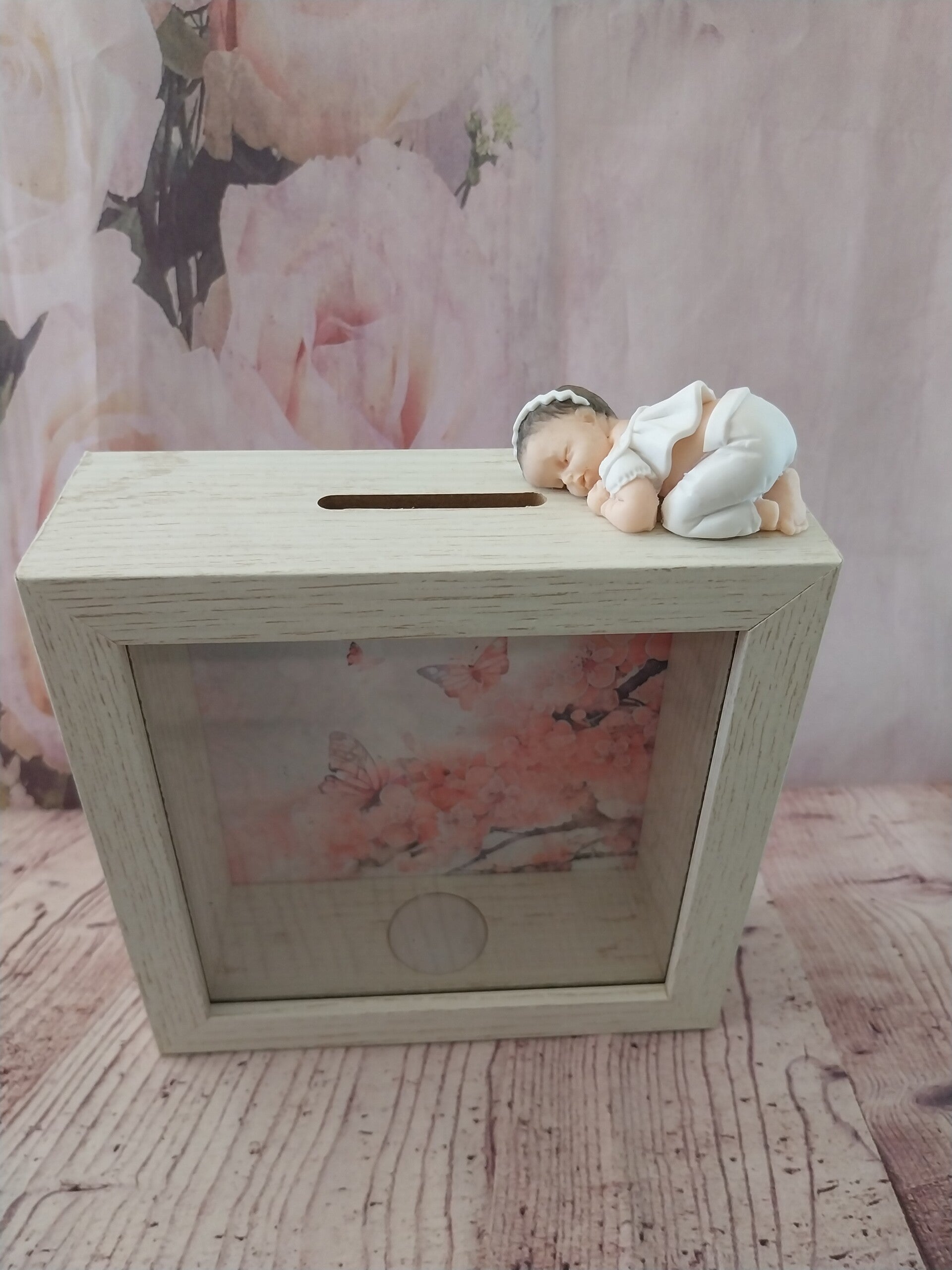 Tirelire avec bébé fimo fille vêtements blanc