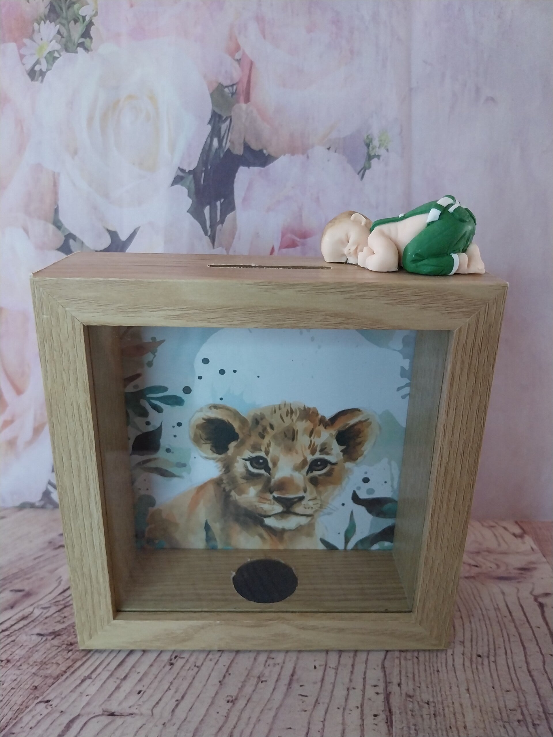 Tirelire avec bébé fimo garçon salopette vert blanc