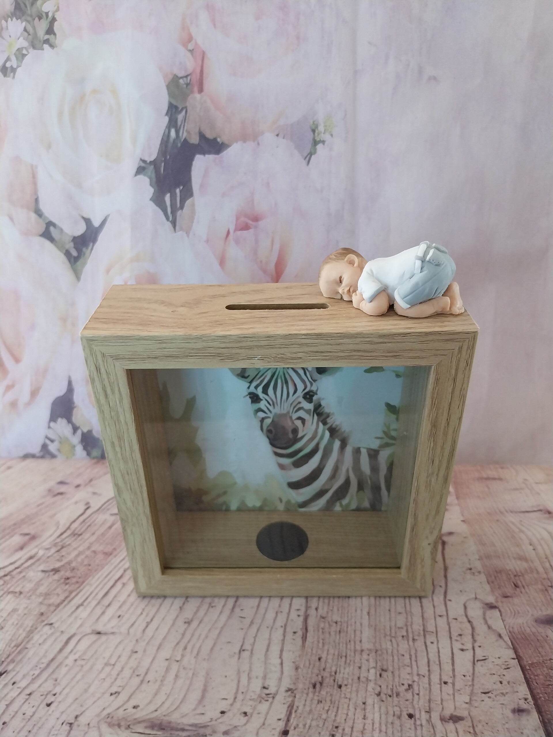 Tirelire avec bébé fimo garçon vêtements gris blanc