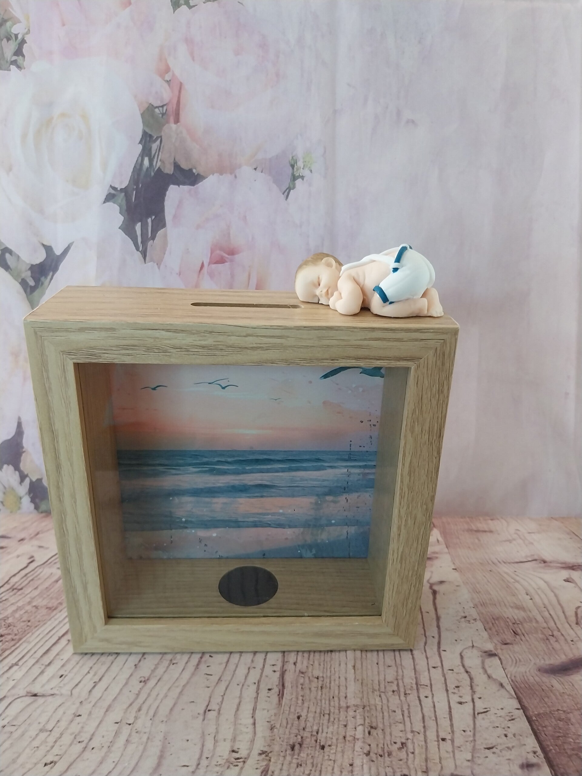 Tirelire avec bébé fimo garçon salopette blanc bleu