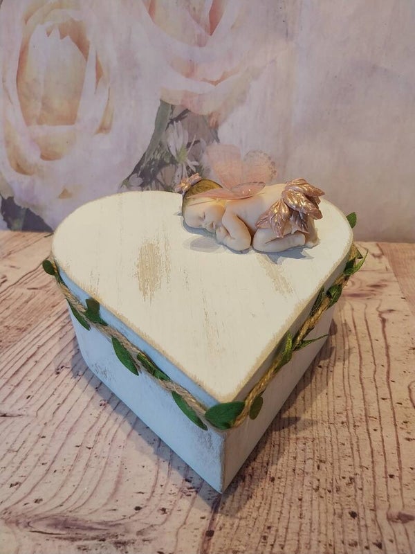Boîte en cœur avec bébé fimo fille papillon