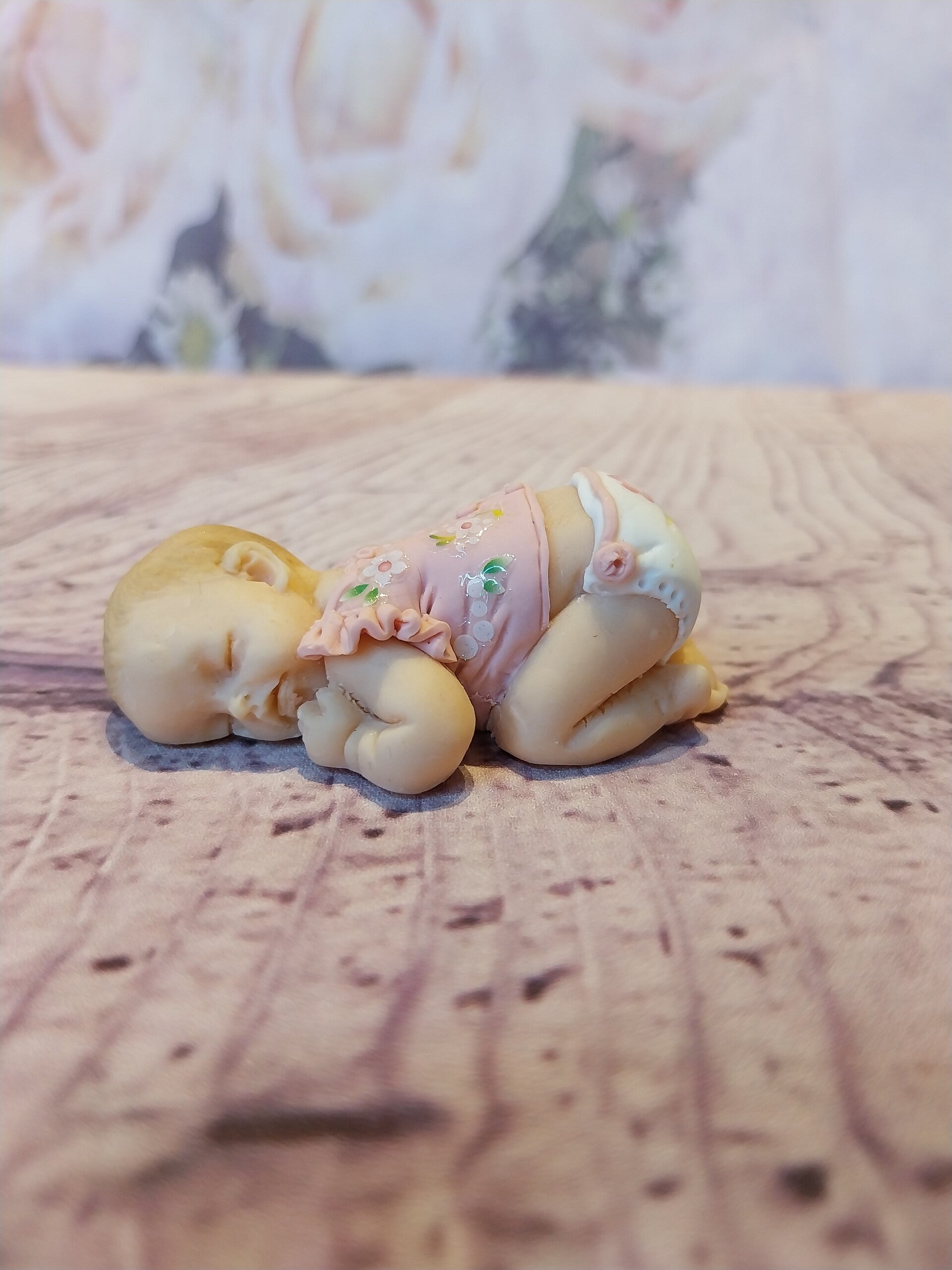 Bébé fimo fille blonde vêtements blanc rose