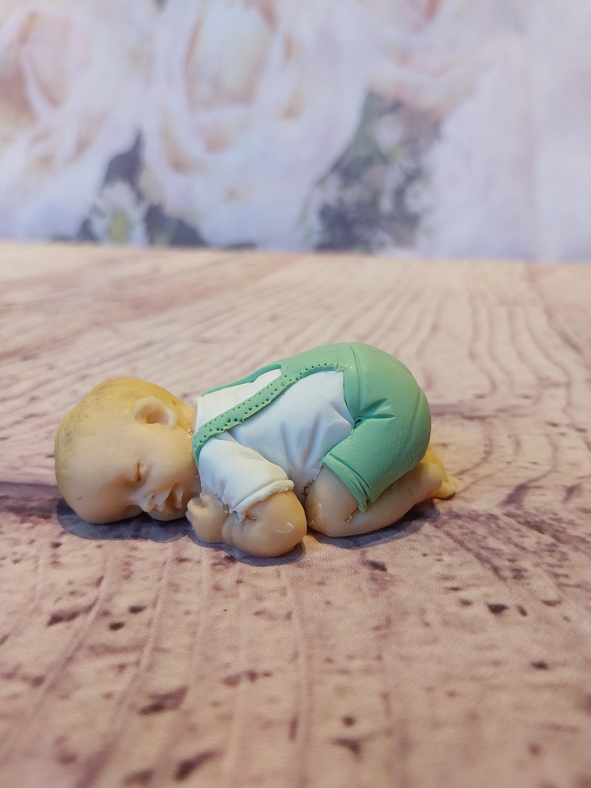 Bébé fimo garçon blond salopette t-shirt