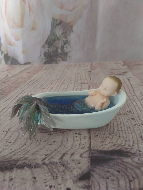 Bébé fimo sirène dans baignoire