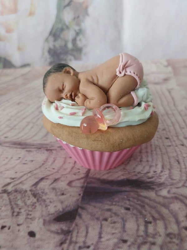 Bébé fimo fille peau foncé cupcake