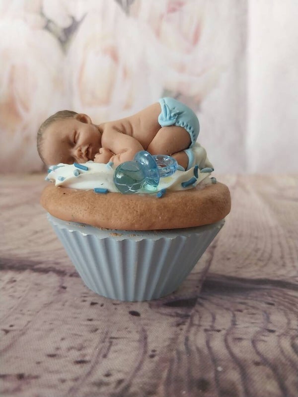 Bébé fimo garçon peau métisse sur cupcake