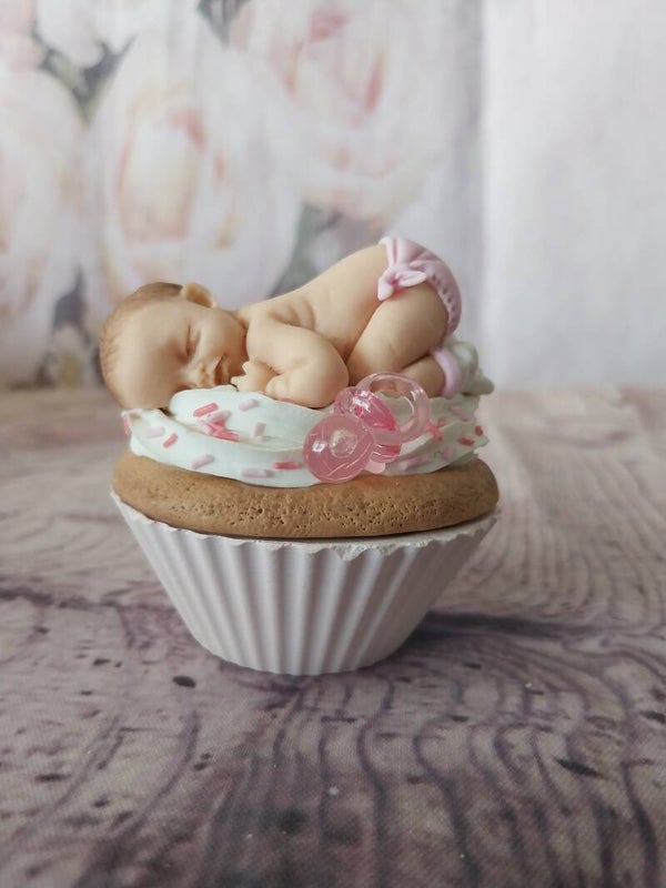 Bébé fimo fille sur cupcake