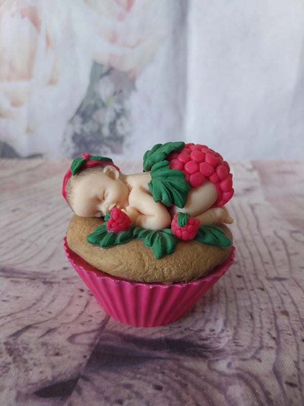 Bébé fimo fille framboise sur cupcake