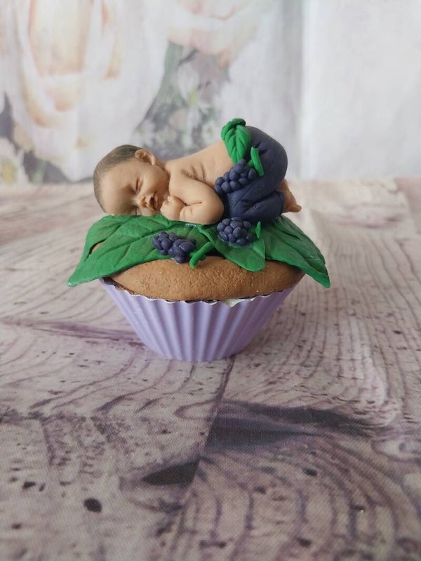 Bébé fimo garçon raisin peau mate