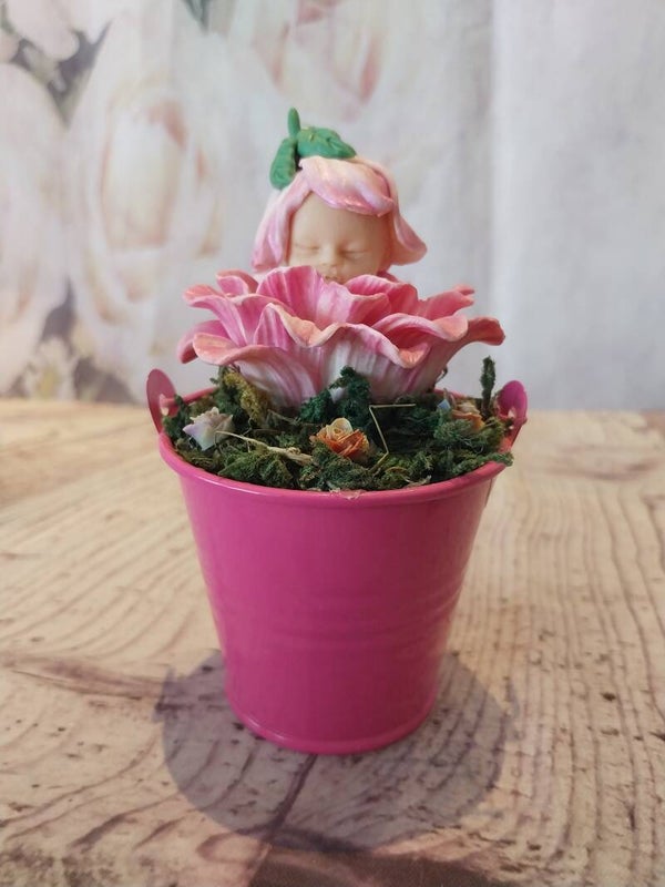 Bébé fimo fille fleur rose en pot