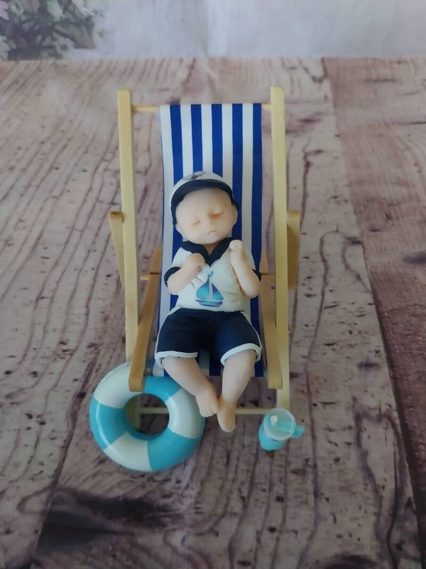 Garçon en fimo sur transat