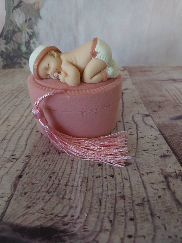 Bébé fimo fille sur boîte rose