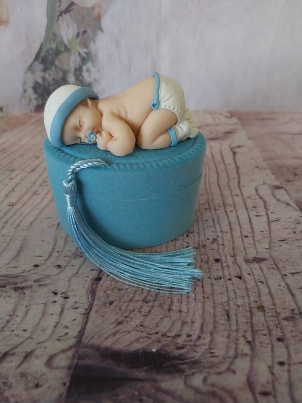 Bébé fimo garçon sur boîte bleu