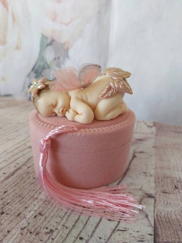 Bébé fimo fille papillon sur petite boîte