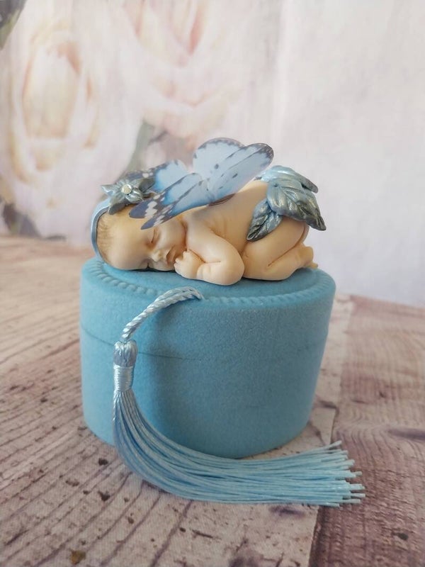 Bébé fimo fille papillon sur petite boîte