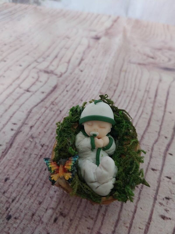Miniature bébé fimo dans une noix