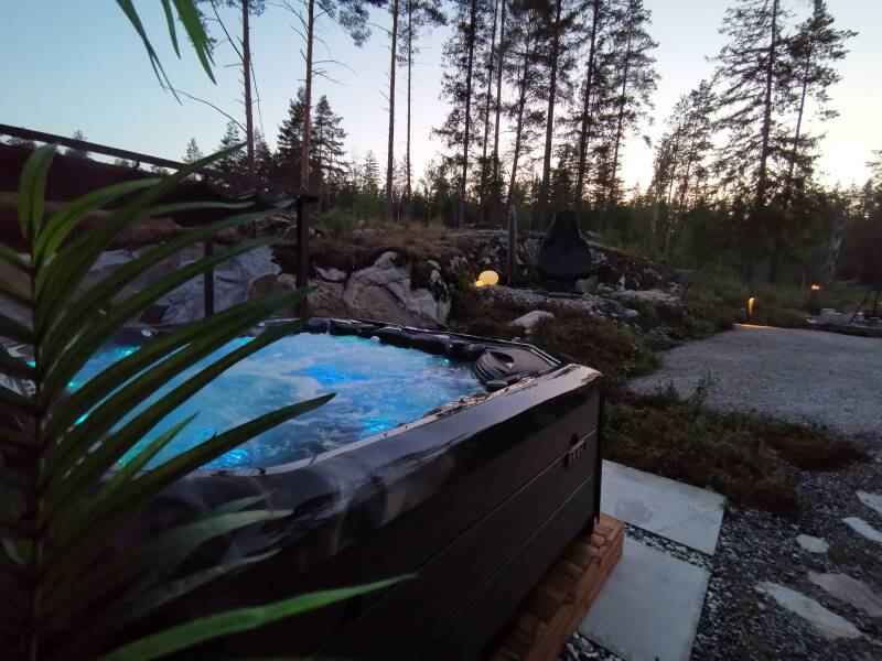 Vuokrahuvila poreammeella Uudellamaalla, iso omassa käytössä oleva piha ja mukaan kuuluvat pihapelit ovat hyvää ajanvietettä.