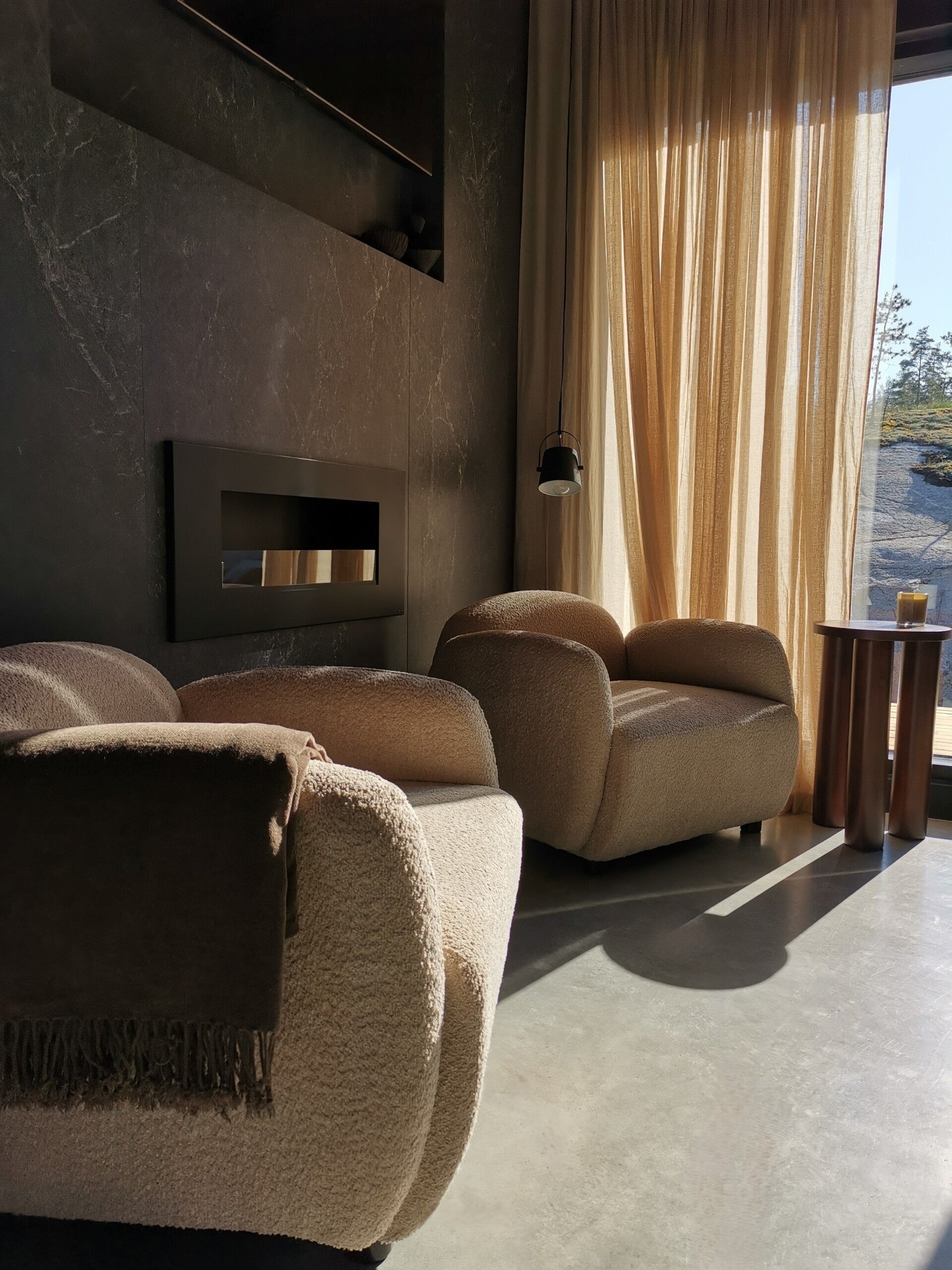 Vuokrahuvilassa on upea olohuone, jossa on desing huonekaluja.