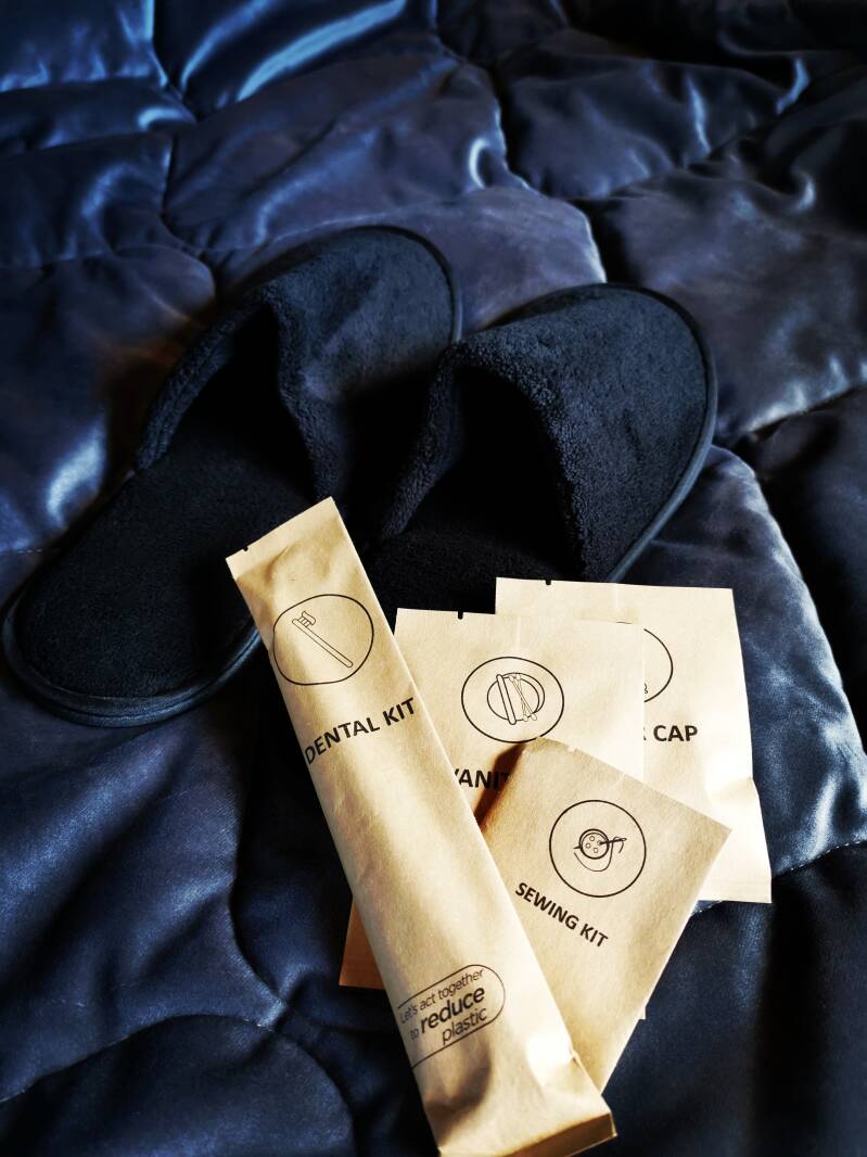 Tummalla samettisella päiväpeitolla on tervetulolahja joka annetaan jokaiselle vieraalle, jotka tulevat vierailemaan vuokrahuvila Villa Blackwoodissa 