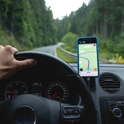 Chauffeur de taxi sur autoroute avec GPS pour trajet longue distance