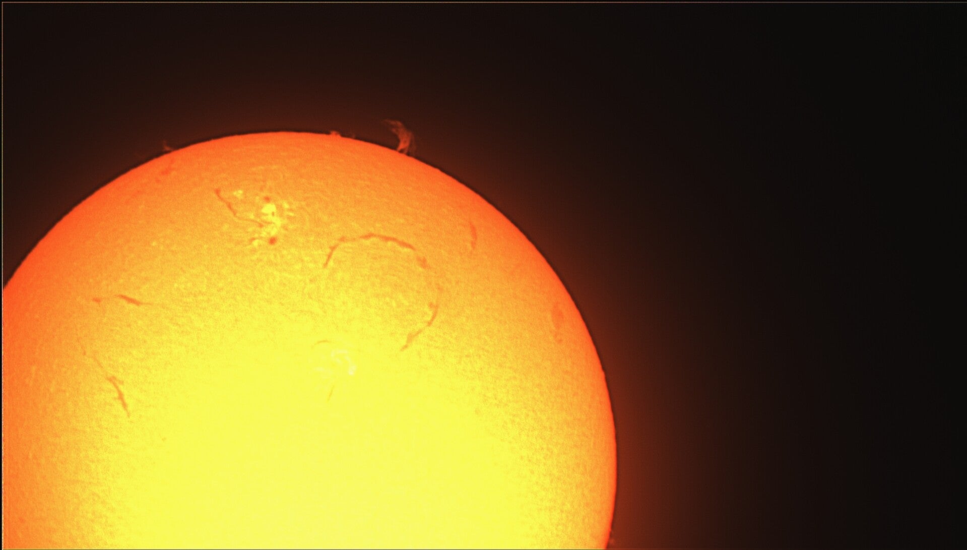 2026-01-07-1132_1-u-g-sun_halpha_surface_50_sharp99_b0-0_c0-7_s1_n76-1-standard.jpg