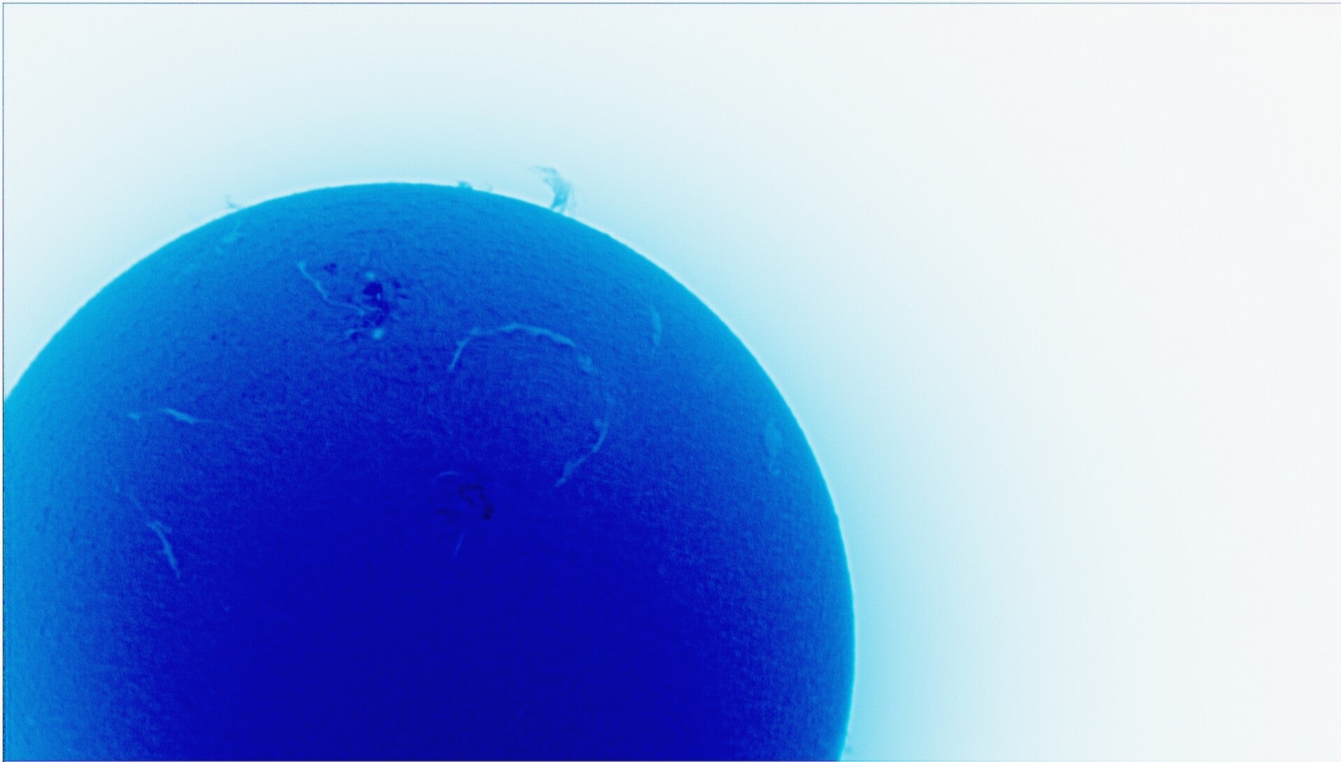 2026-01-07-1132_1-u-g-sun_halpha_surface_50_sharp99_b0-0_c0-7_s1_n76_inv-standard.jpg