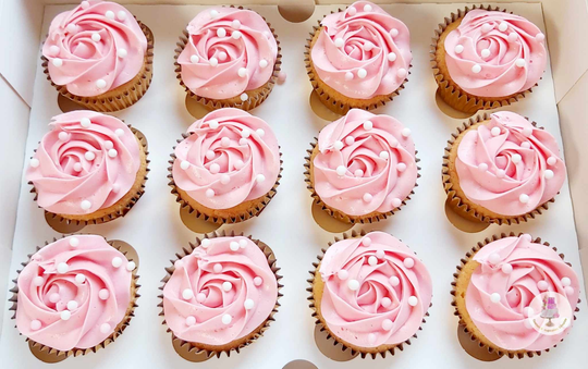 Cupcakes met roze toef met roze/witte balletjes nummer 4 prijs per stuk