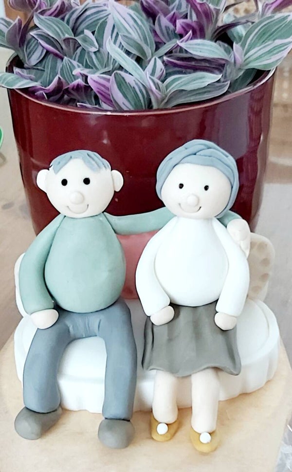 Ouder echtpaar op bank