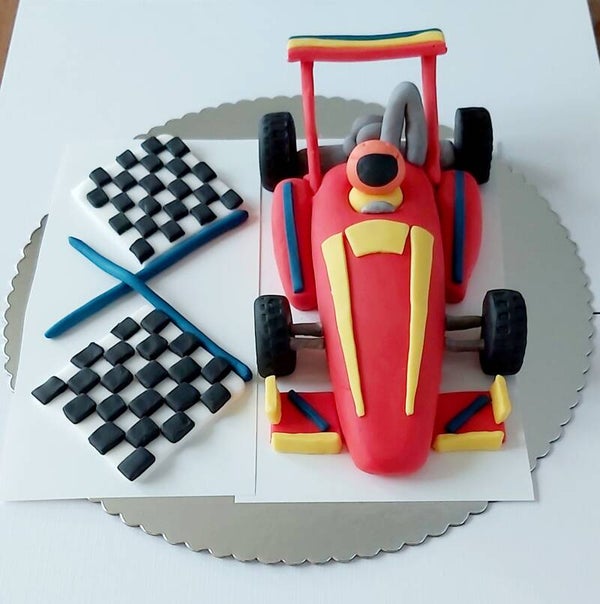 Race auto met vlaggen