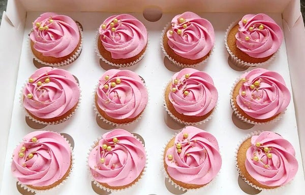 Cupcakes roze met gouden sprinkles. Prijs per stuk.