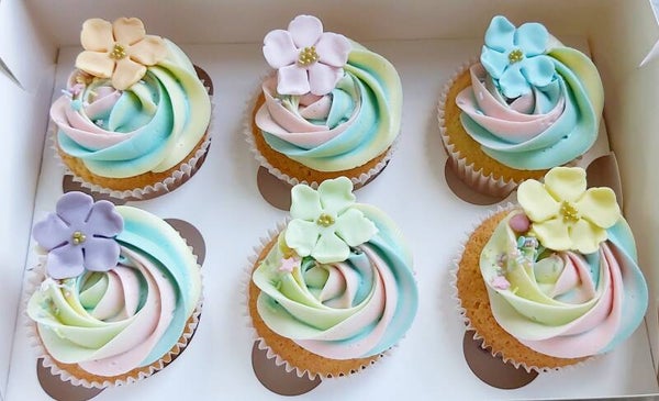 Cupcakes pastel regenboog met bloemetje. Prijs per stuk