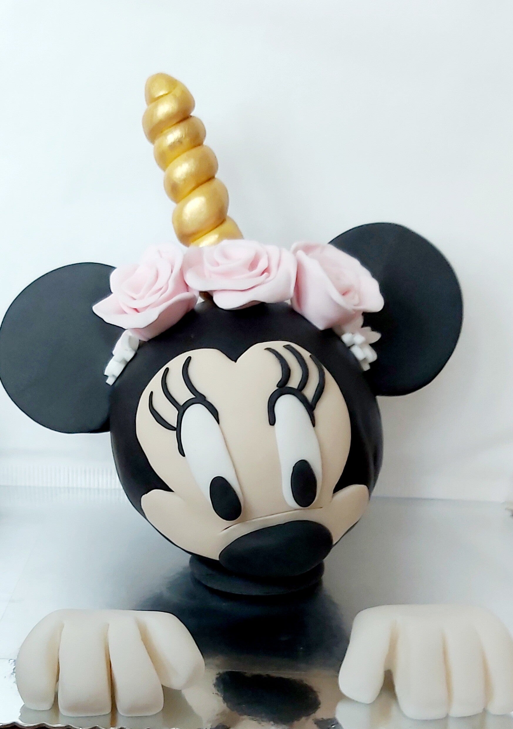 Minnie op dummy met handen unicorn hoorn