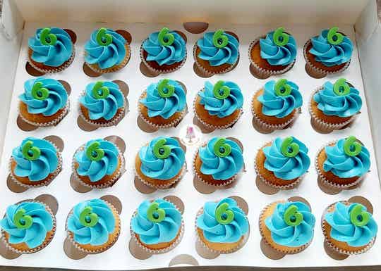 Mini cupcakes met toef vanillecreme en leeftijd 6 jaar. Prijs per stuk.