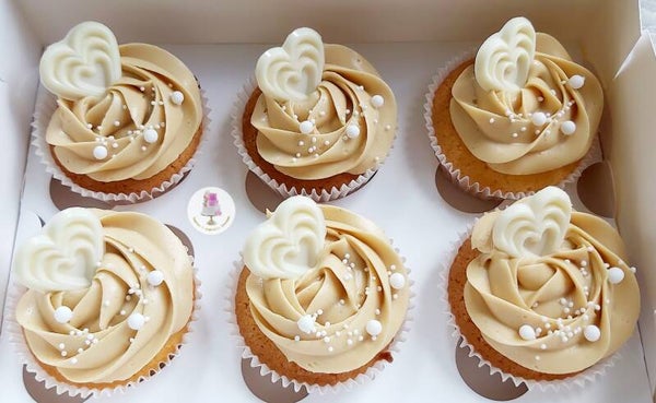 Cupcakes toef mokka met chocolade/suiker decoratie. Prijs per stuk.