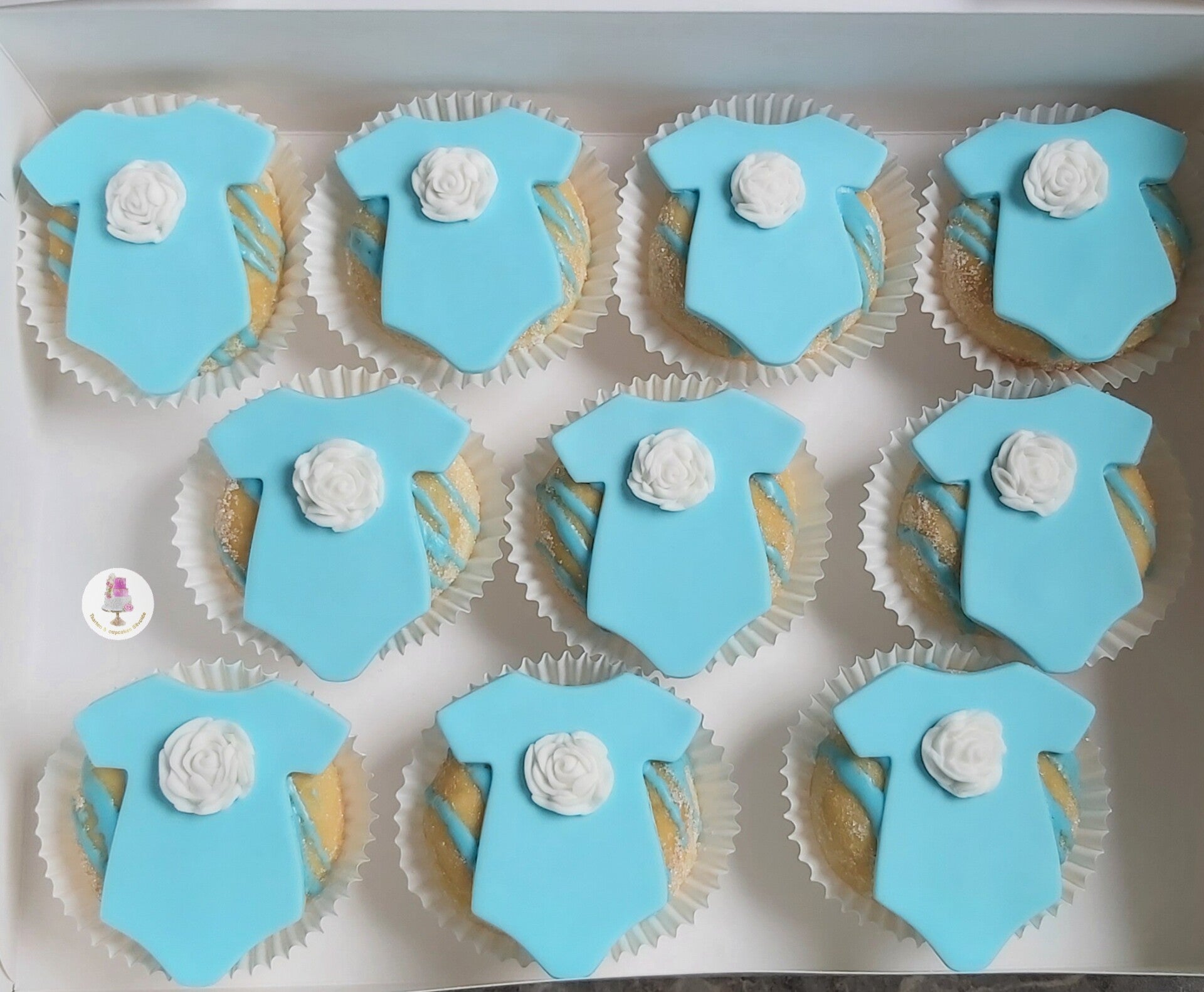 Mini donuts met blauwe romper. Prijs per stuk.