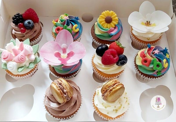 Cupcakes vrolijk bruidstaart thema. Prijs per stuk.