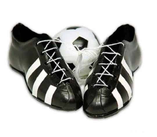 Voetbalschoenen met voetbal