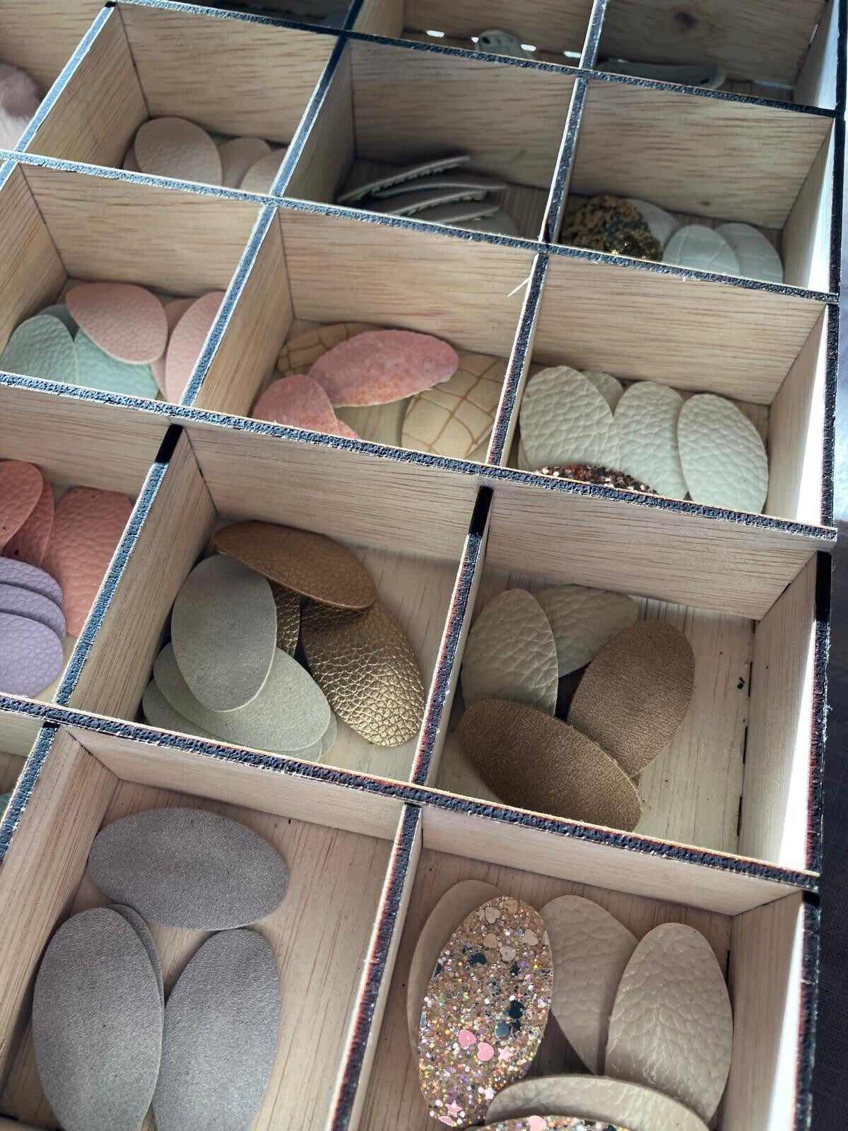 Antislip haarknipjes met opmaak van leer.