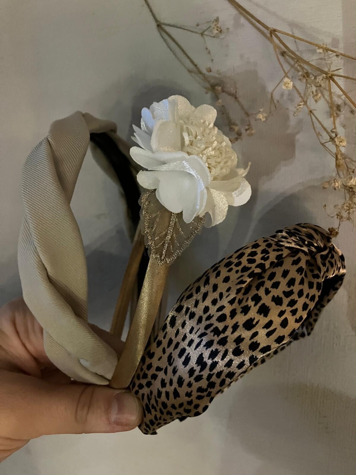 Diademen met bloem, knoop en gevlochten opmaak.