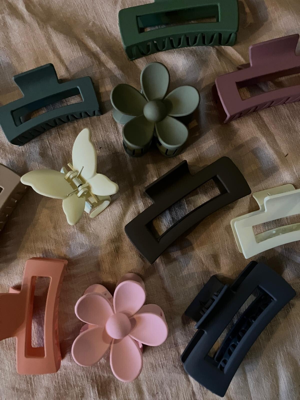 Grote haarklemmen in bloem- vlinder- en rechthoekige vorm. Voor grote meiden en volwassenen.