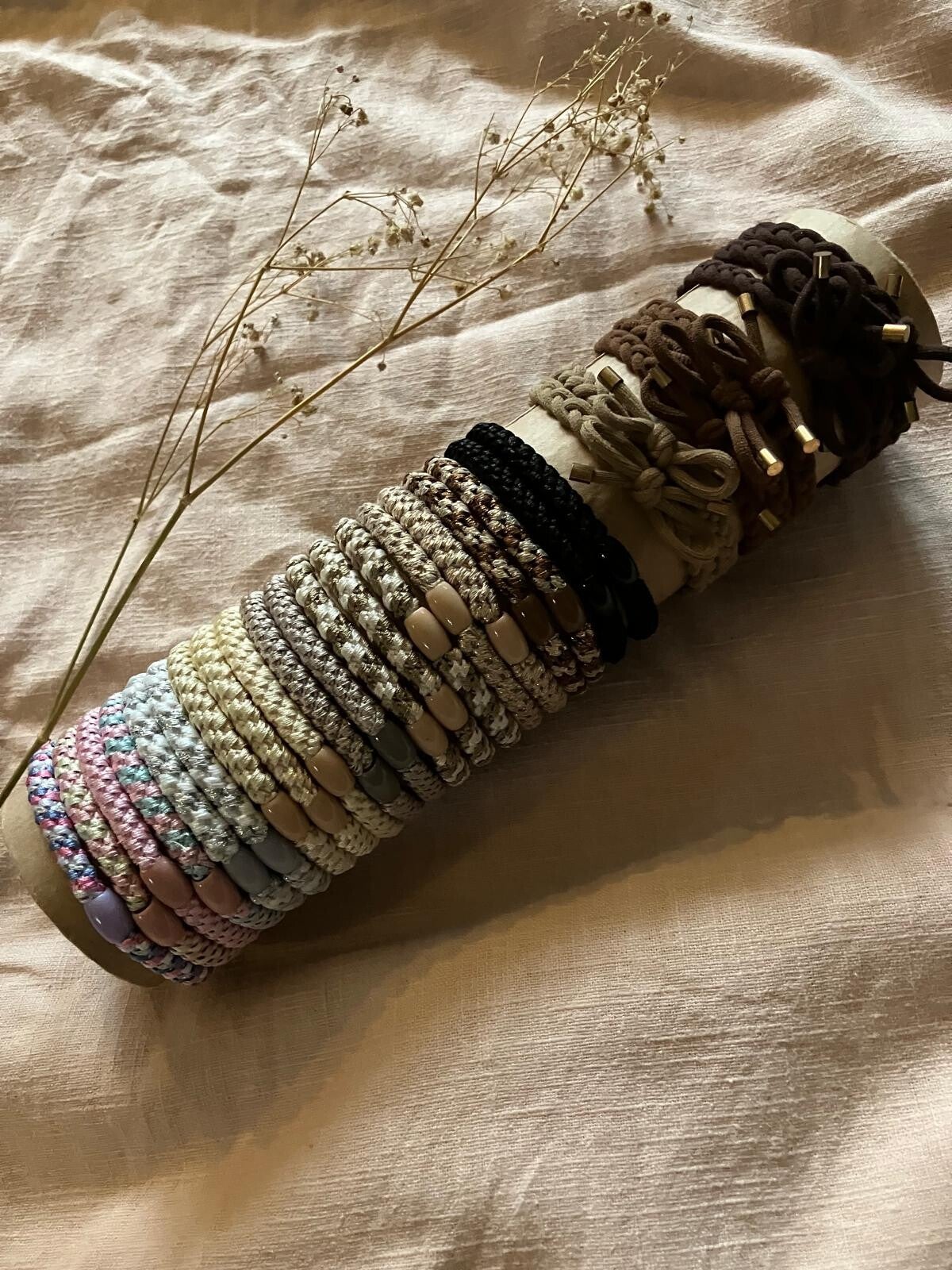 Grote haarelastieken voor in je haar en om je pols als armband.