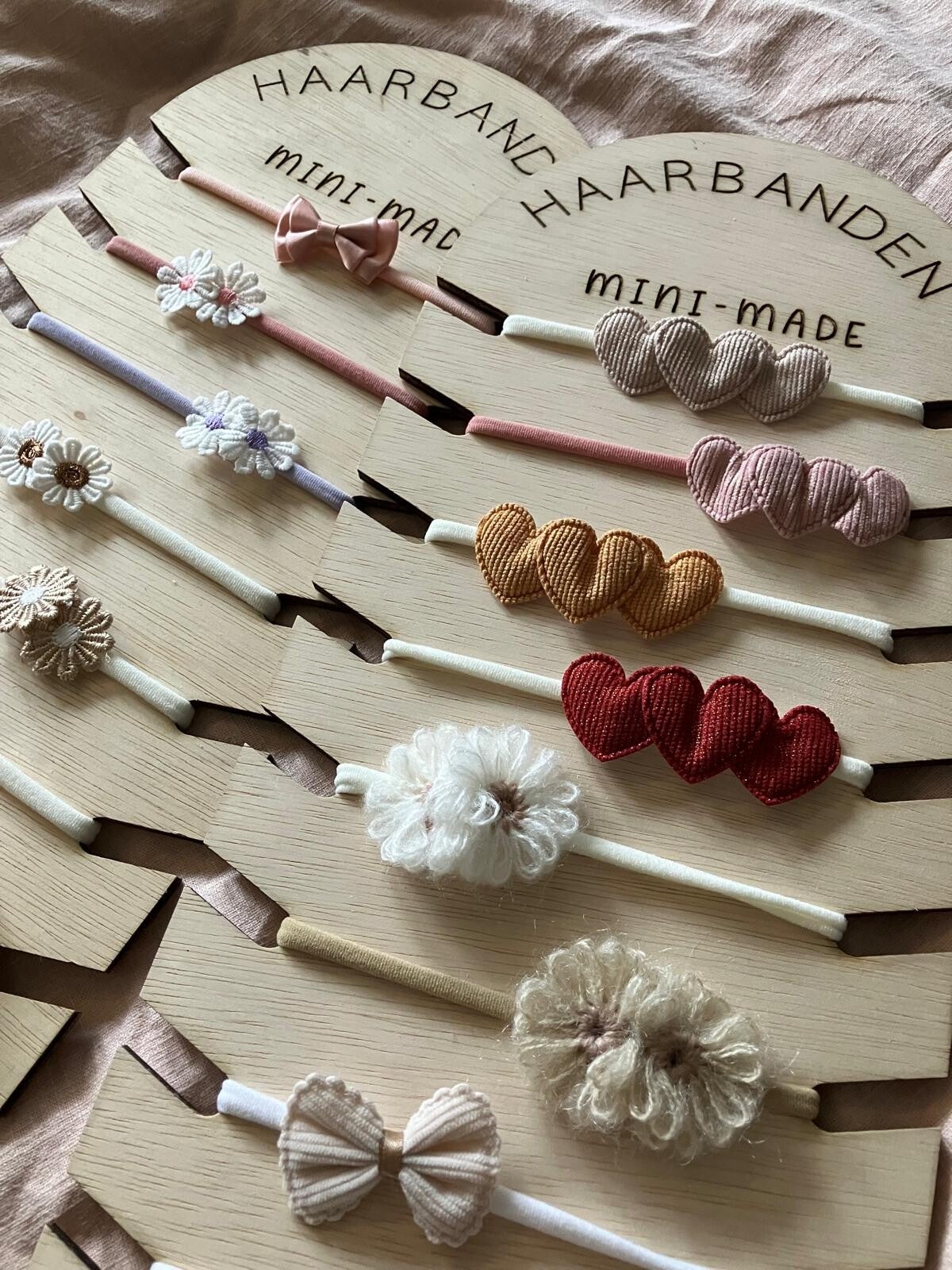 Elastische haarbandjes met diverse opmaak zoals hartjes, vlinders en bloemen.