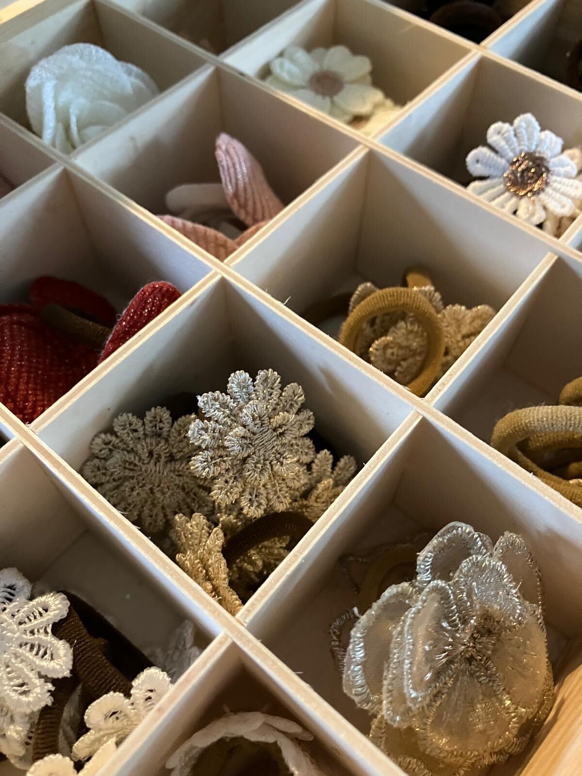 Kleine haarelastiekjes in een doos