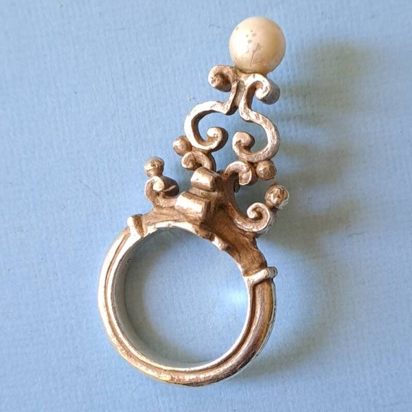 BAROQUE RING WITH PEARL