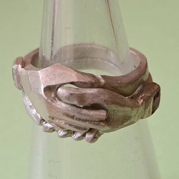 TWO HANDS RING