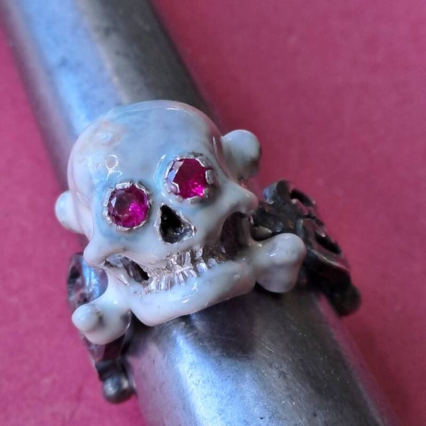 BIG ENAMELLED SKULL