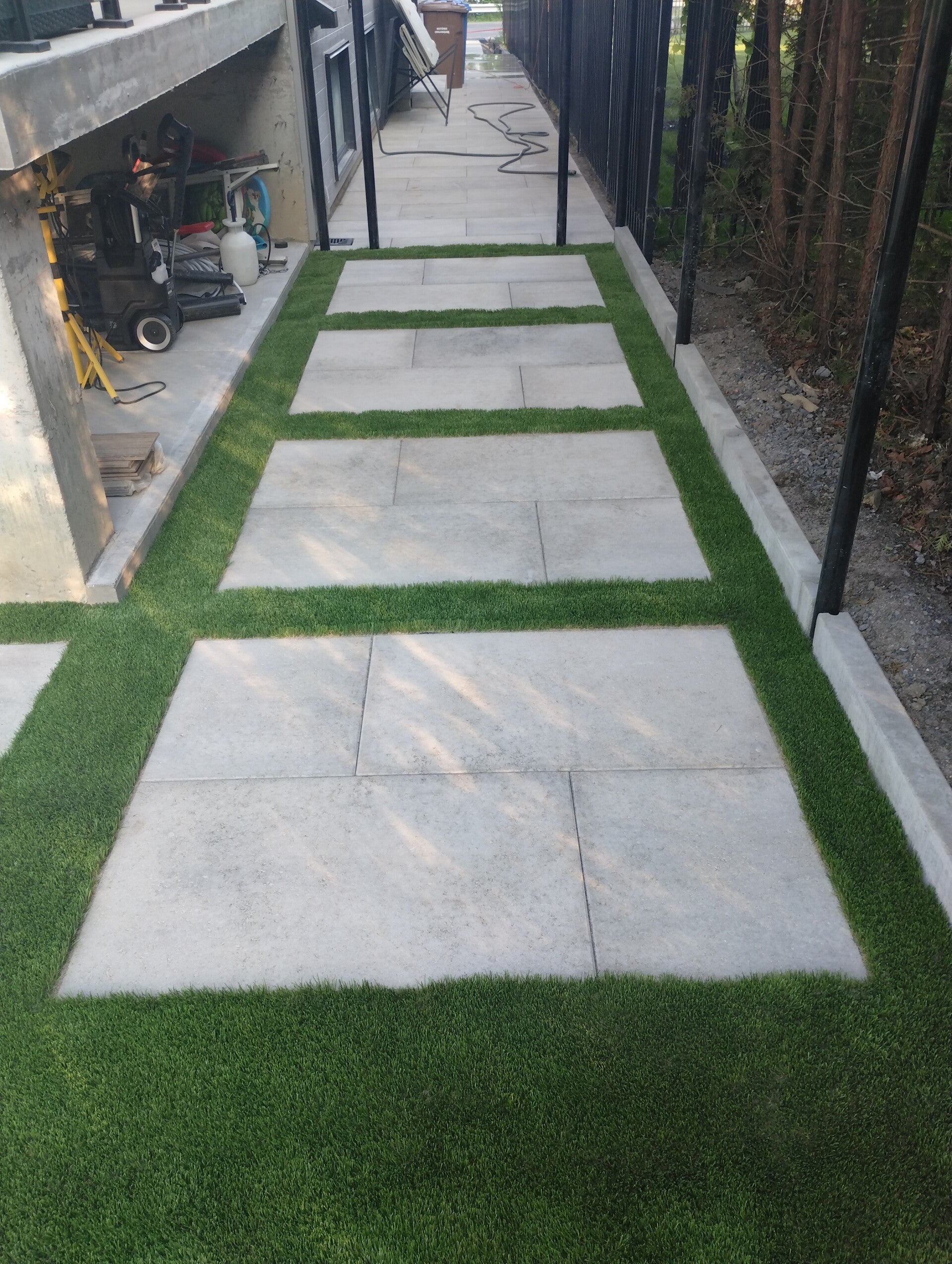 Montreal Quebec backyard pool with artificial grass installation – Capo Surface